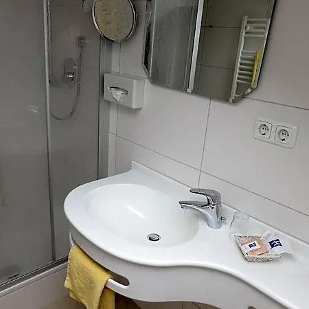 Hilleprandt - Adults Only 3*